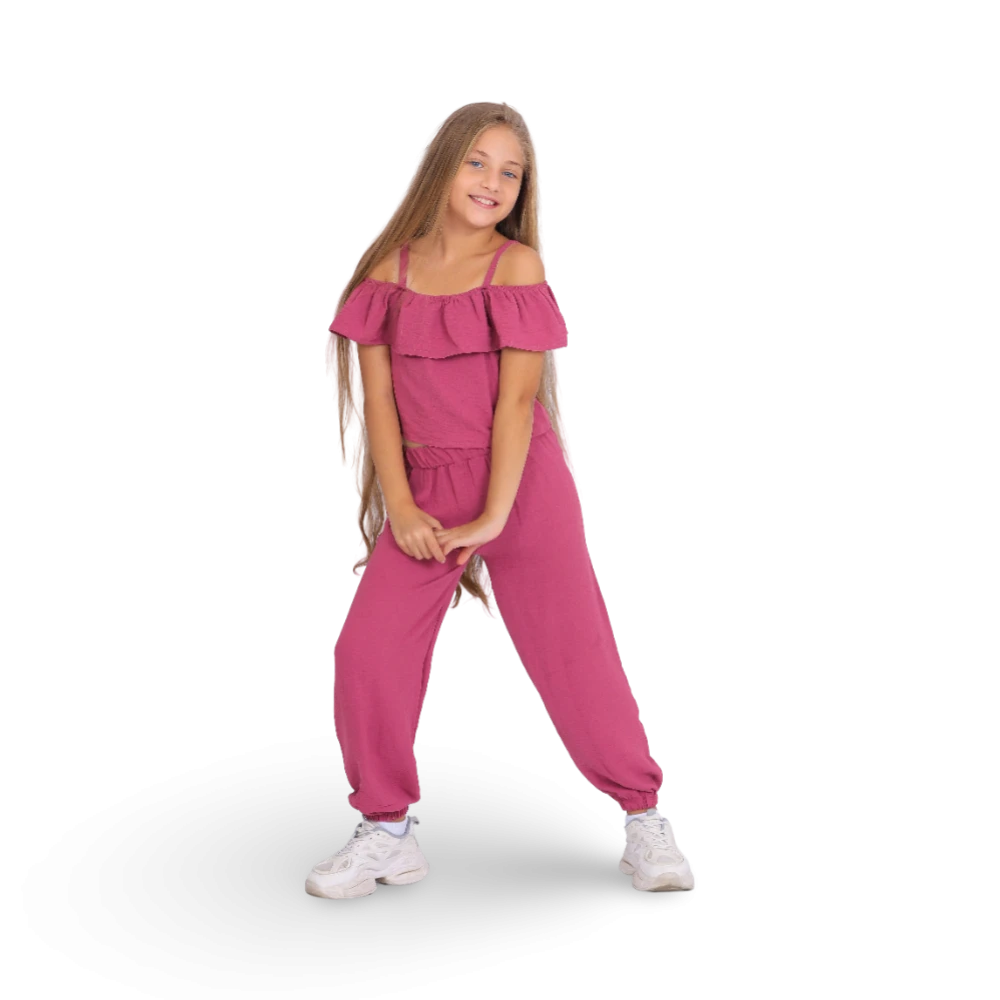An attractive, versatile girls' set with a simple and comfortable design.